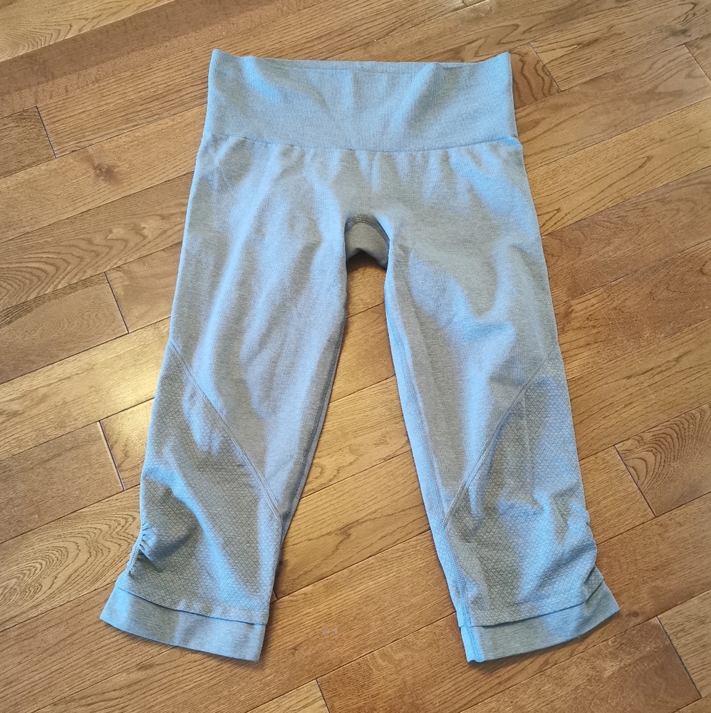 Sold* Lululemon cropped leggings - Picture 2 of 4